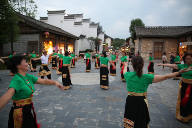 诸葛古镇夜游人气爆棚 迎暑期接待热潮