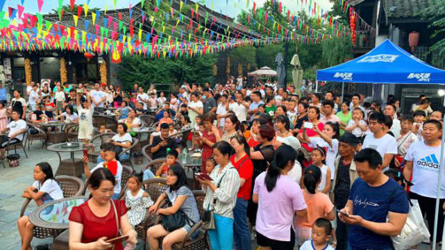 诸葛古镇夜游人气爆棚 迎暑期接待热潮
