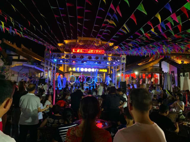 诸葛古镇夜游人气爆棚 迎暑期接待热潮