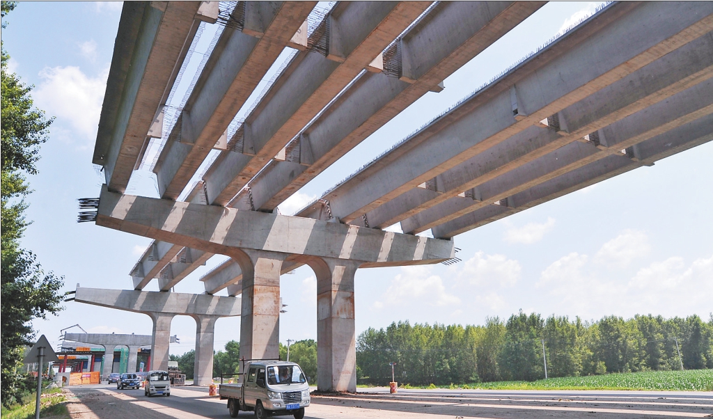 哈尔滨机场第二通道 迎宾路高架桥施工忙