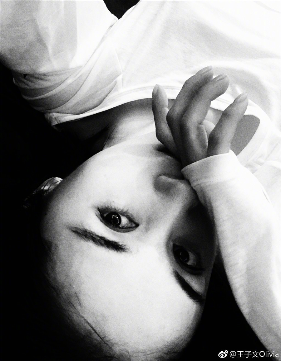 图片默认标题_fororder_王子文晒黑白系写真别具一格  圣诞节实力宠粉挨个“翻牌”3