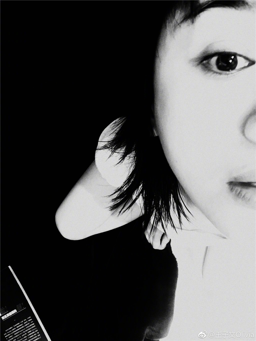 图片默认标题_fororder_王子文晒黑白系写真别具一格  圣诞节实力宠粉挨个“翻牌”4