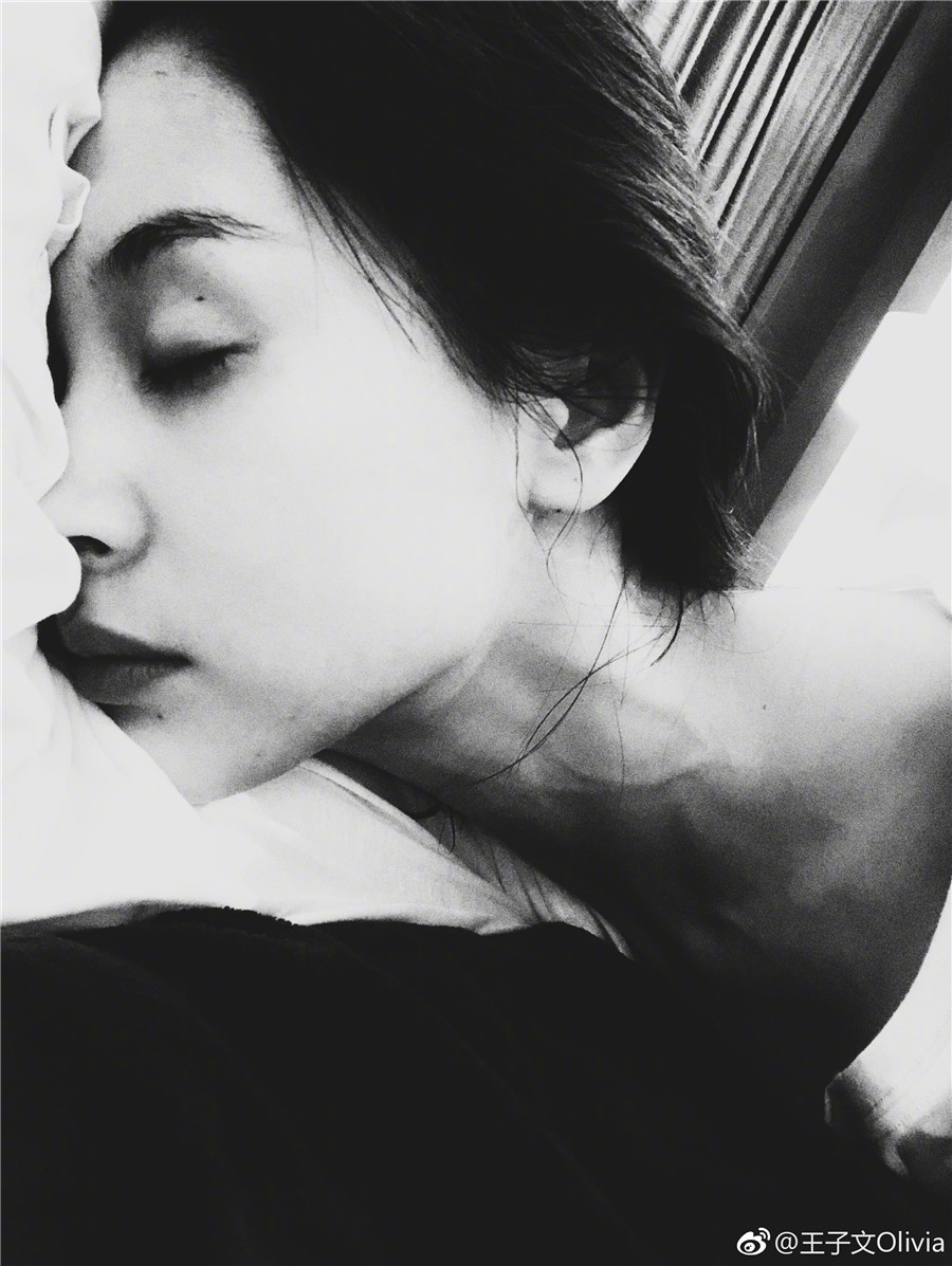 图片默认标题_fororder_王子文晒黑白系写真别具一格  圣诞节实力宠粉挨个“翻牌”5