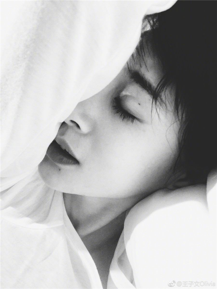 图片默认标题_fororder_王子文晒黑白系写真别具一格  圣诞节实力宠粉挨个“翻牌”2