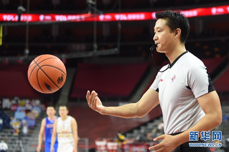 下一页7月2日,第二副裁判张志伟在比赛中.