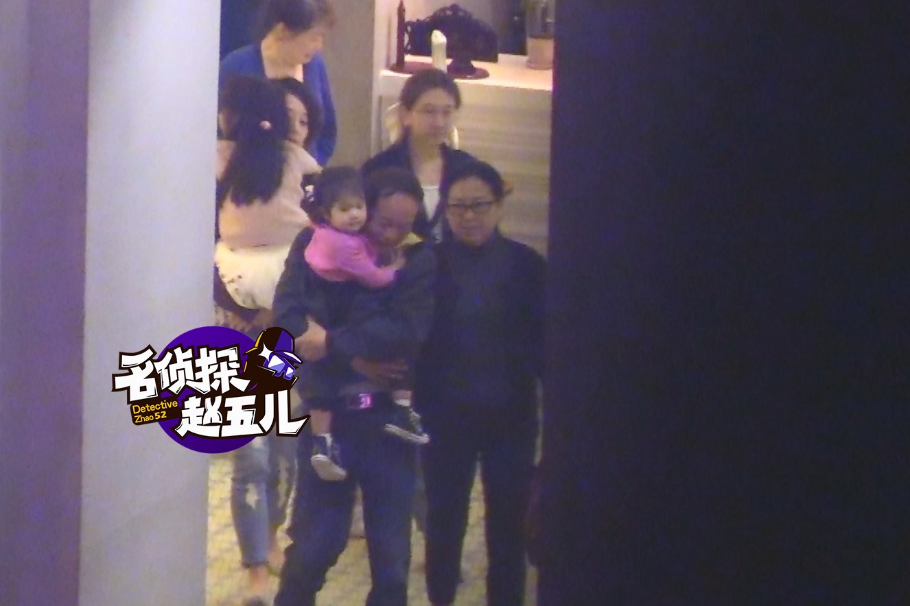 马伊琍拖家带口吃火锅 全程抱女儿母爱爆棚