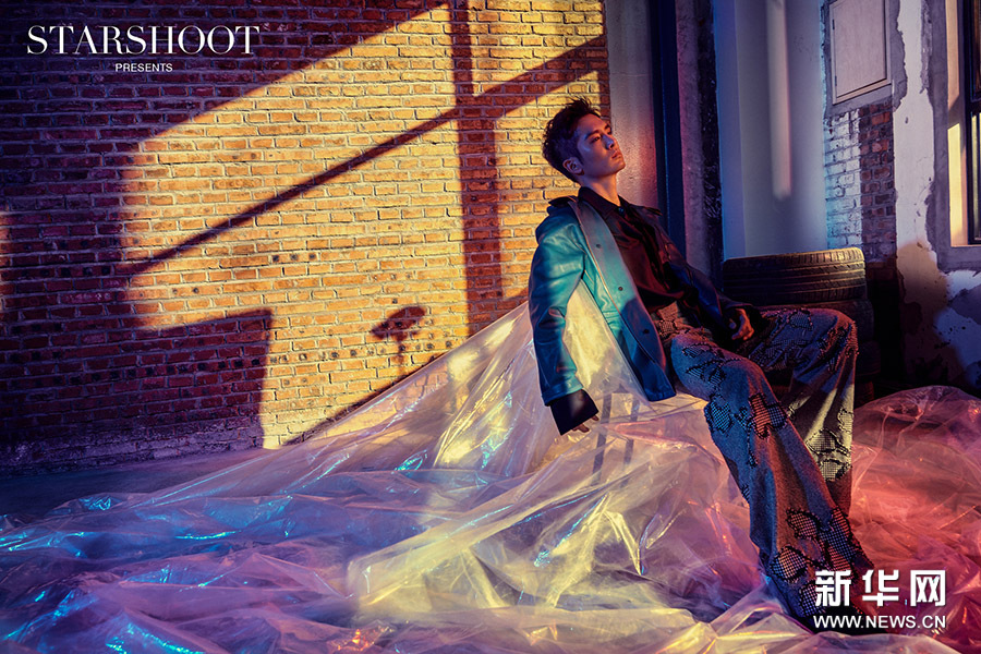 盛一倫最新寫真大片 迷幻光影下展露少年無畏