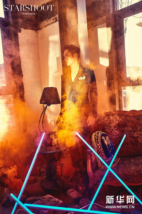 盛一倫最新寫真大片 迷幻光影下展露少年無畏