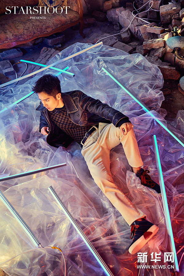 盛一倫最新寫真大片 迷幻光影下展露少年無畏