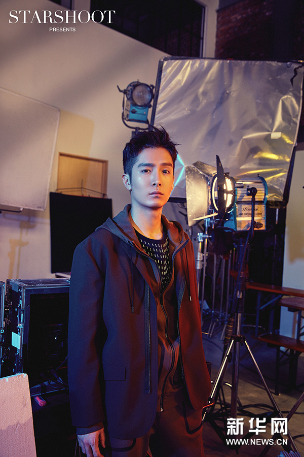 盛一倫最新寫真大片 迷幻光影下展露少年無畏