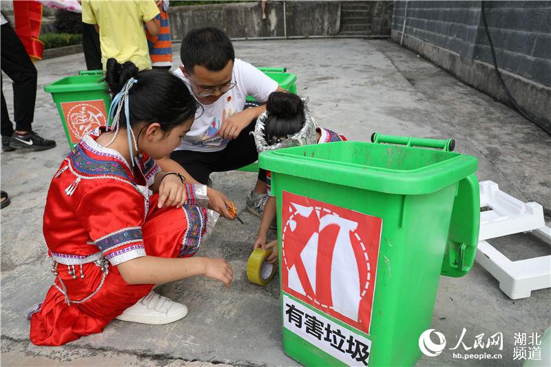 湖北鹤峰：大学生志愿者送垃圾分类知识进乡村