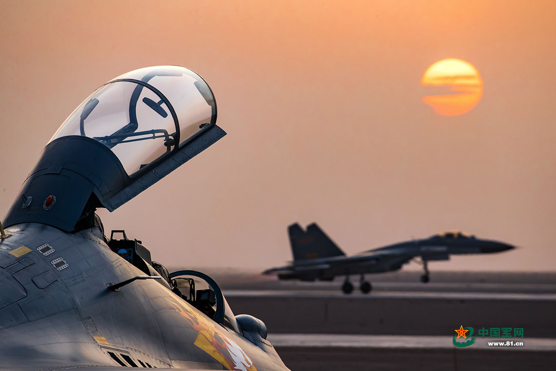 "金头盔-2017"空军对抗空战竞赛考核,旭日初升,战机加力升空.