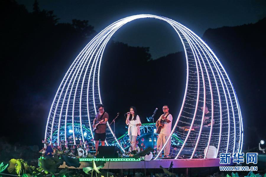 浙江建德：夏日乡村举办“荷塘乐色”音乐会