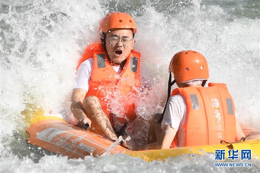 浙江桐庐：清凉避暑 峡谷漂流