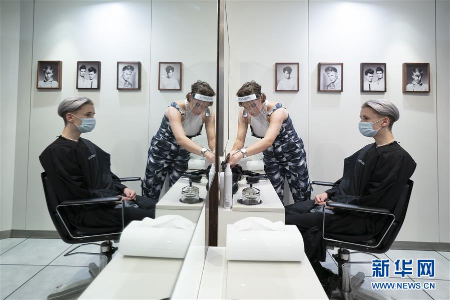 英國：理髮店為復工做準備