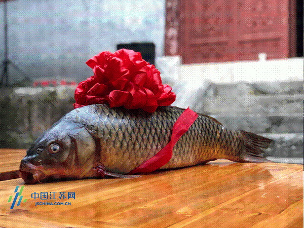 村民为新鲜捕获的"头鱼"挂上彩头祭祀妈祖