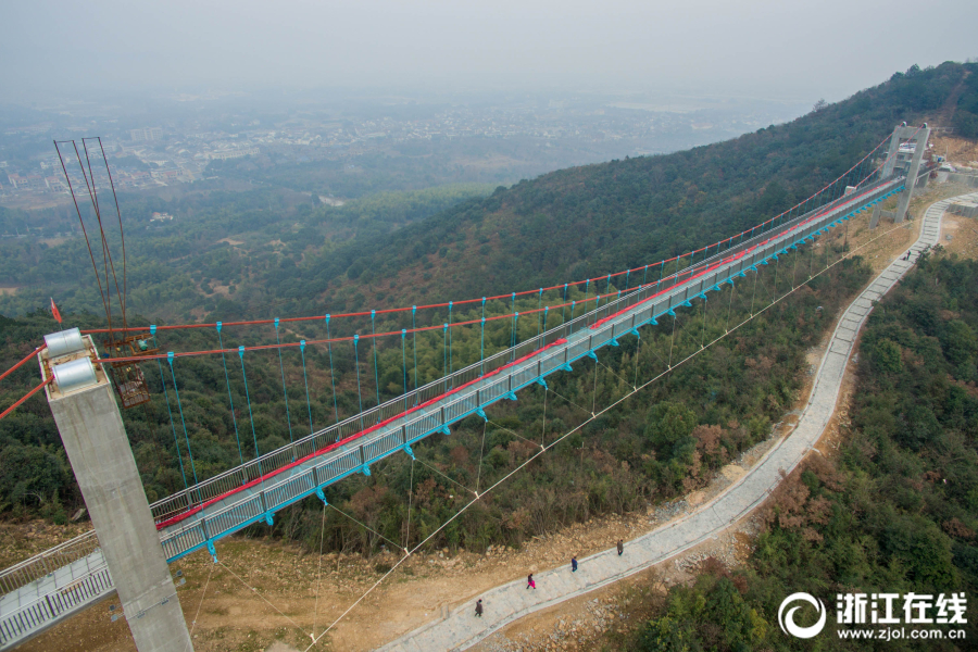 长兴：浙江最长玻璃悬索桥完工