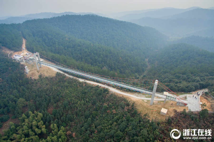 长兴：浙江最长玻璃悬索桥完工