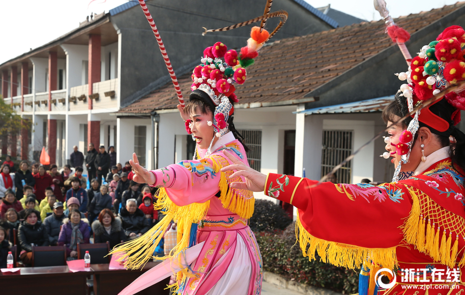 德清：民俗迎新年 “村晚”闹盈盈