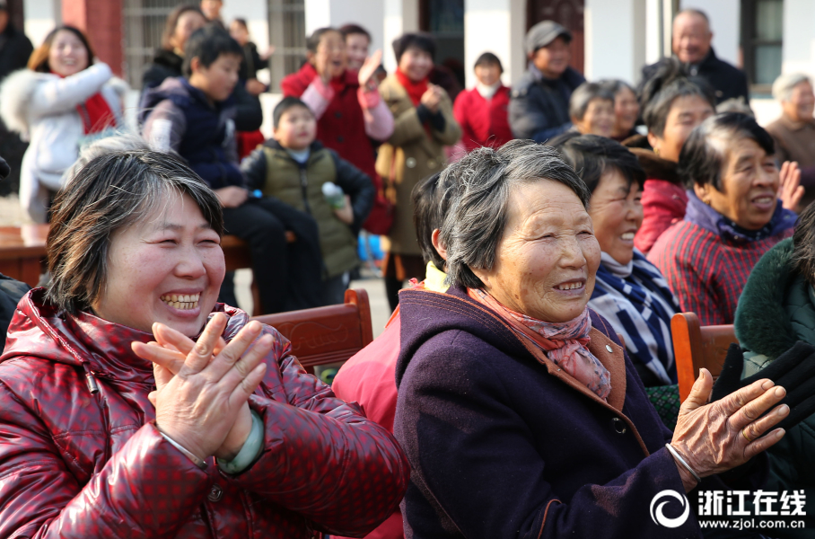 德清：民俗迎新年 “村晚”闹盈盈