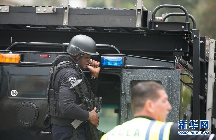 6月1日,在美国洛杉矶,防暴警察撤出事发现场.