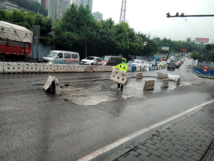 （第一張圖已刪）【B】重慶九龍坡區警方暴雨中堅守 風雨不退為民守護平安