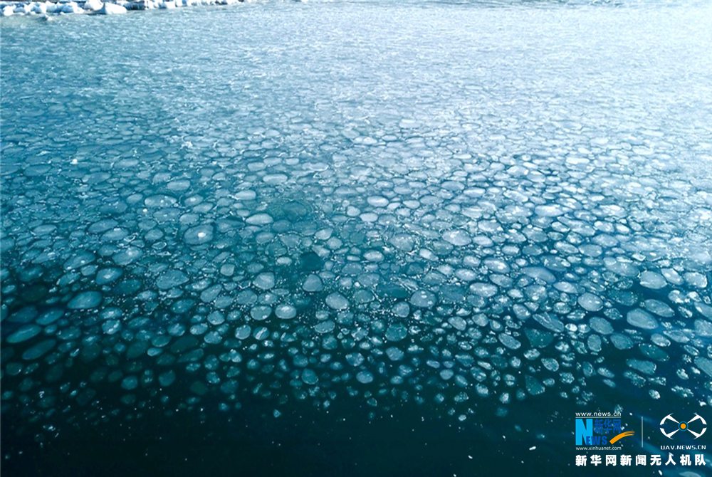 俯瞰冬日青海湖现冰封奇观