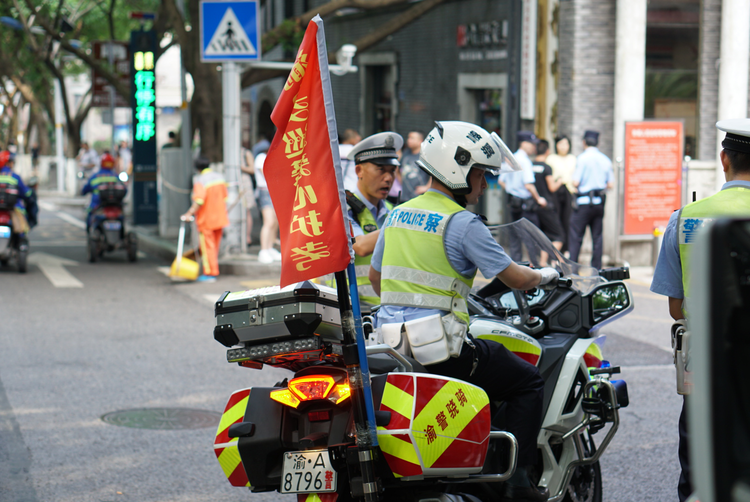 （有修改）【B】重慶渝中：交巡警支隊全力保障高考期間考生出行順暢