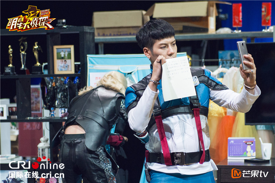 《明星大侦探》王嘉尔变身“美队” 狂自拍遭吐槽