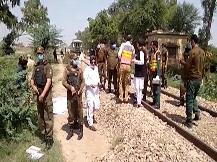 巴基斯坦發生一起火車與客車相撞事故 致20人死亡