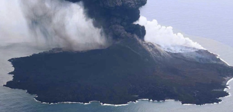 日本東京小笠原群島的西之島火山噴發 煙霧高度可達4700米
