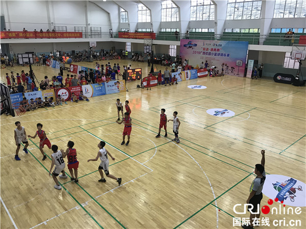 广西首届校园小篮球锦标赛开赛 600多名运动员参赛