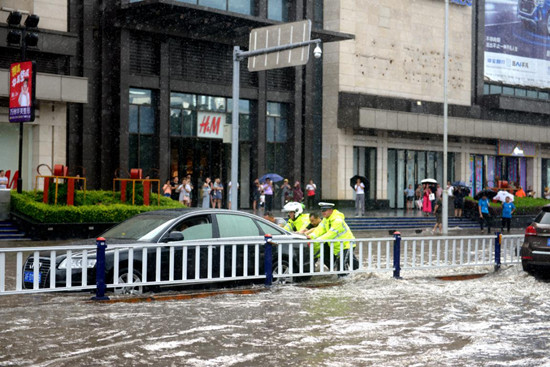 【CRI專稿 列表】重慶交巡警暴雨中疏堵保暢 全力維護道路交通秩序