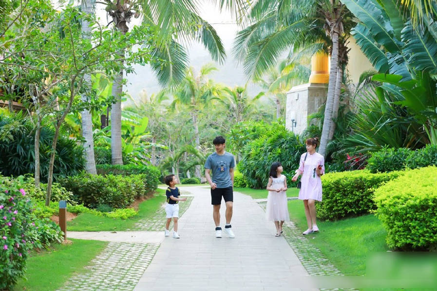 田亮晒一家四口照 弟弟颜值高太抢眼