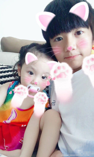 洪欣张丹峰高颜值儿女圈粉 儿子张镐濂成小鲜肉