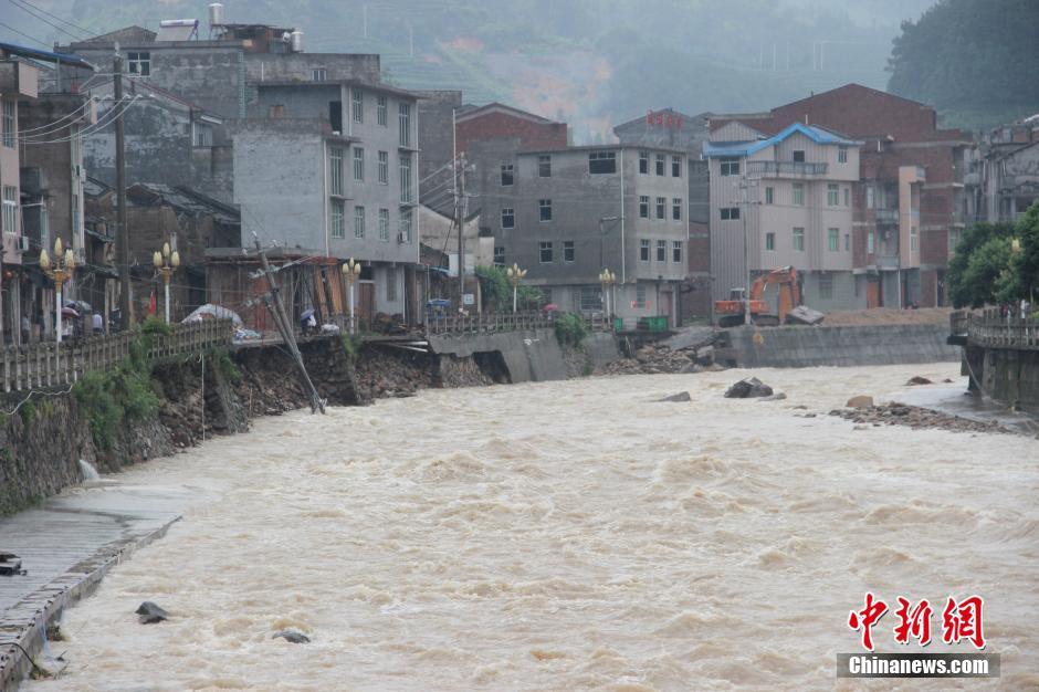 暴雨致福建周宁河水暴涨 土屋墙体倒塌