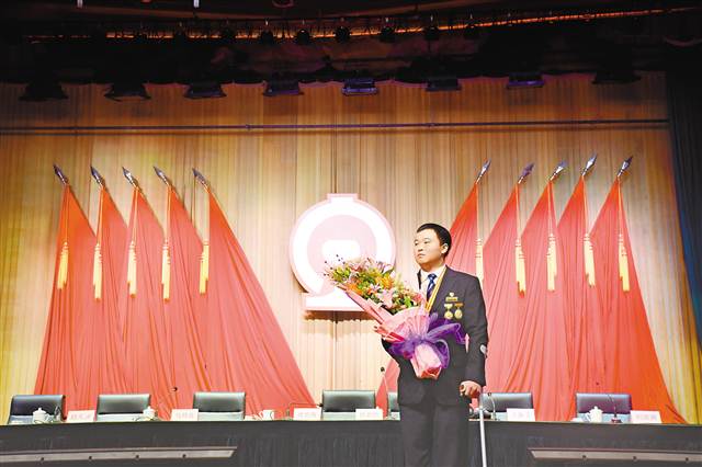 【重慶會客廳】經過近6個月的治療 救人英雄徐前凱康復出院 【重慶會客廳】經過近6個月的治療 救人英雄徐前凱康復出院