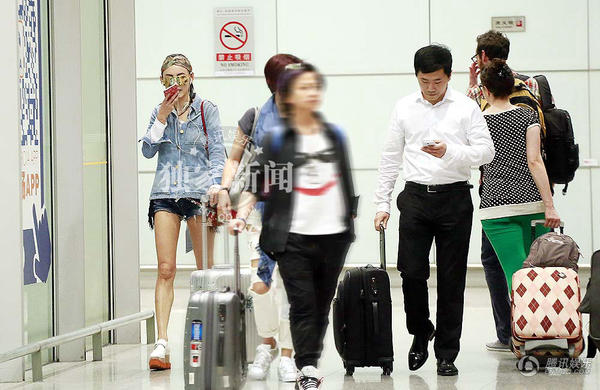 张柏芝抵京狂煲电话粥 大秀美腿与路人亲密自拍_娱乐_腾讯网