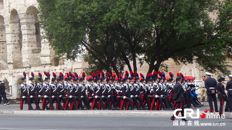 宋承杰,张瑾):6月2日是意大利国庆70周年,首都罗马举行了盛大的阅兵
