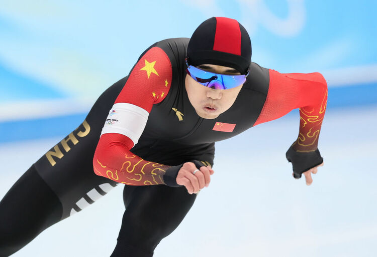 旗手扛鼎！高亭宇豪情斩落中国男子速滑冬奥历史首金