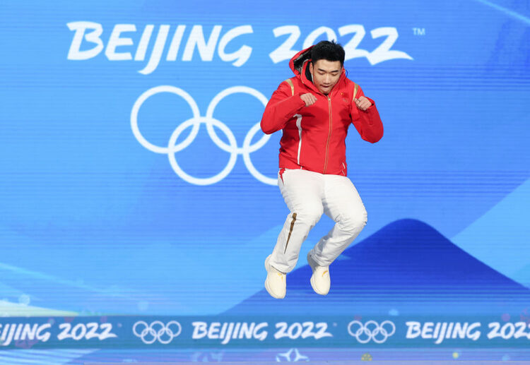 旗手扛鼎！高亭宇豪情斩落中国男子速滑冬奥历史首金
