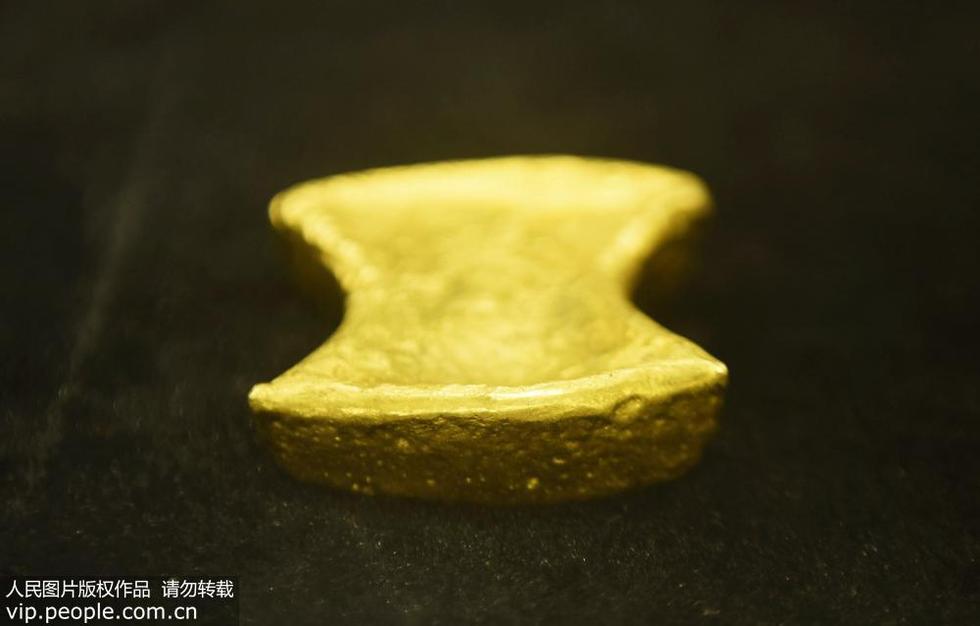 南宋时期十两素面金铤亮相杭州 以40万元高价被拍卖