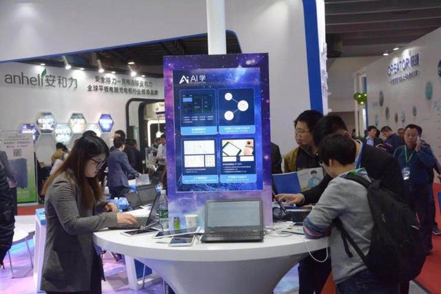 学霸君携旗下AI学智慧教育平台首次实景亮相中国教育装备展