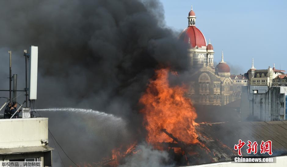 印度一座百年建築發生火災