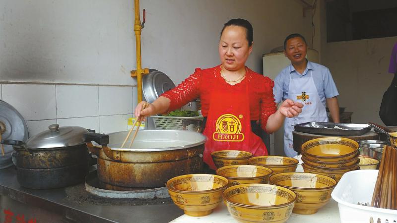 “诚信面馆”开14年 顾客付款找零全靠自觉(图)