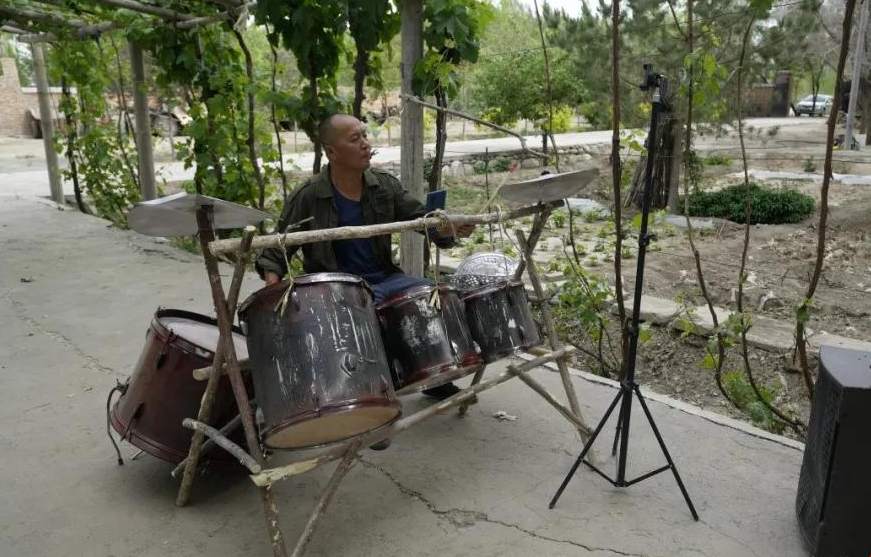 打起废弃架子鼓，新疆玛纳斯农民大叔成网红