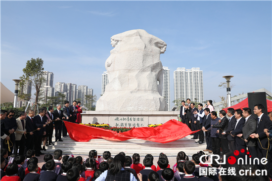 "因你而生,心永铭记":雕塑《恩》在汕头儿童公园落成揭幕