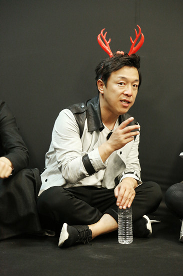 《极限挑战》挑战负能量 黄渤大儿童捍纯洁笑容