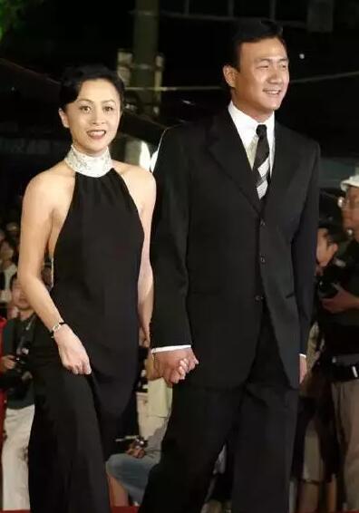刘嘉玲替老公梁朝伟哄婆婆 曝梁朝伟刘嘉玲实为“形婚”
