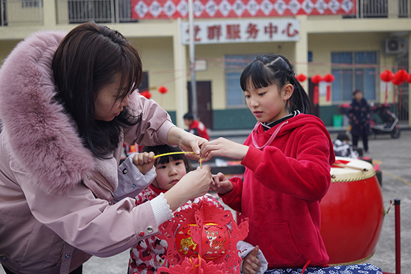眉山青神：猜灯谜吃汤圆 欢欢喜喜闹元宵_fororder_“闹元宵”现场-摄影-古良驹（2）